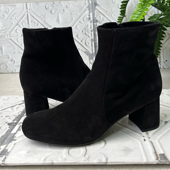La Canadienne Women
Black Suede Waterproof JOANIE
SUEDE BOOTIE
$525.00
Black 10 - Picture 5 of 16